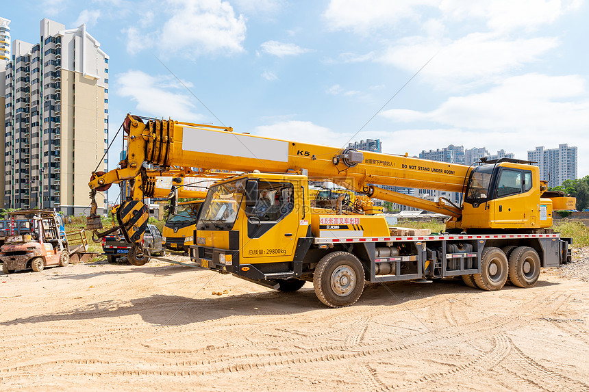 重型吊車(chē) 工業(yè)巨獸的震撼影像與安全作業(yè)解析